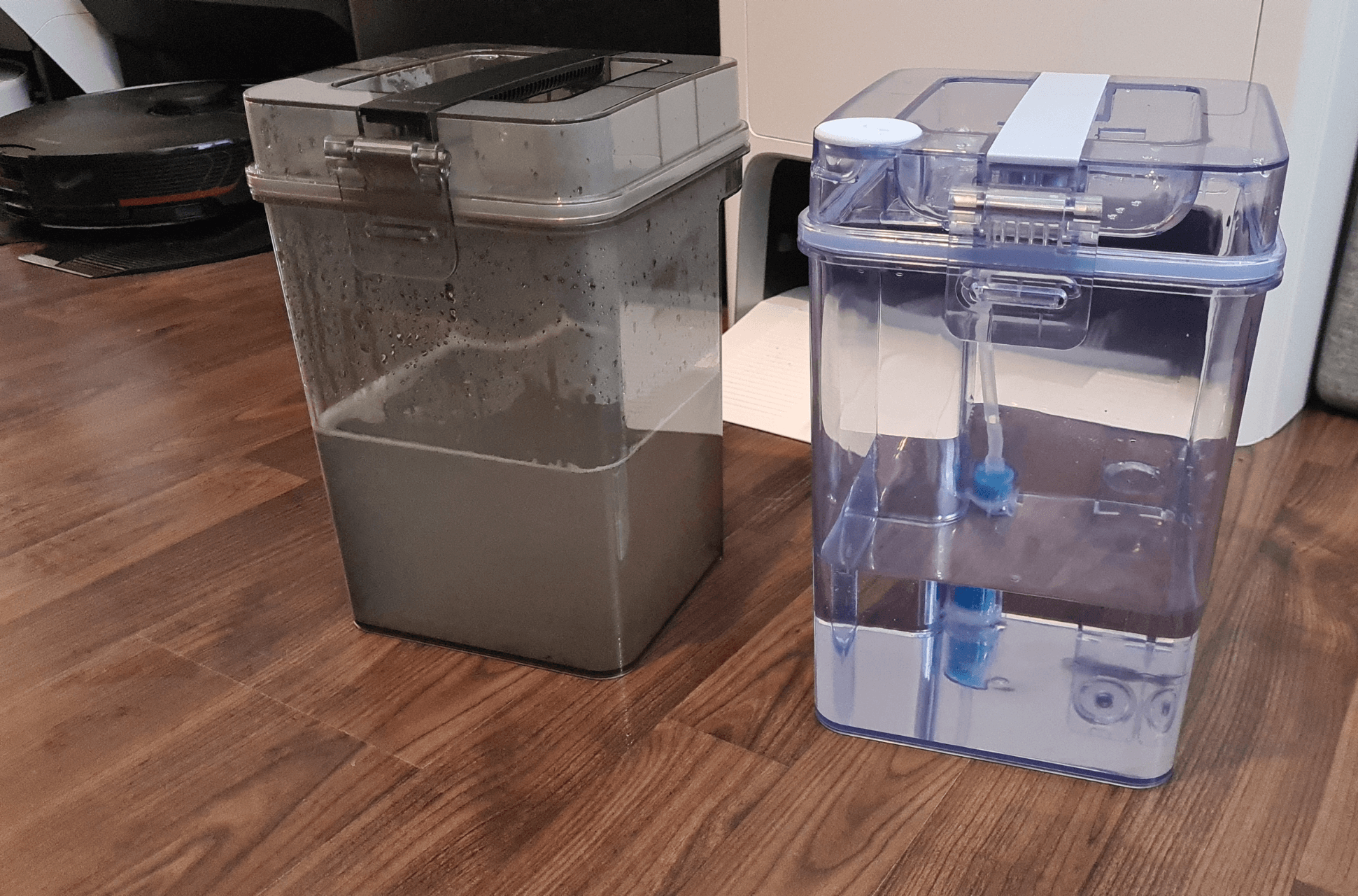 Das Schmutzwasser des ECOVACS DEEBOT T20 OMNI ist zu sehen.